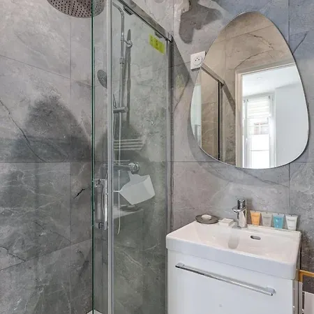 588 Emmeline - Superbe A Paris